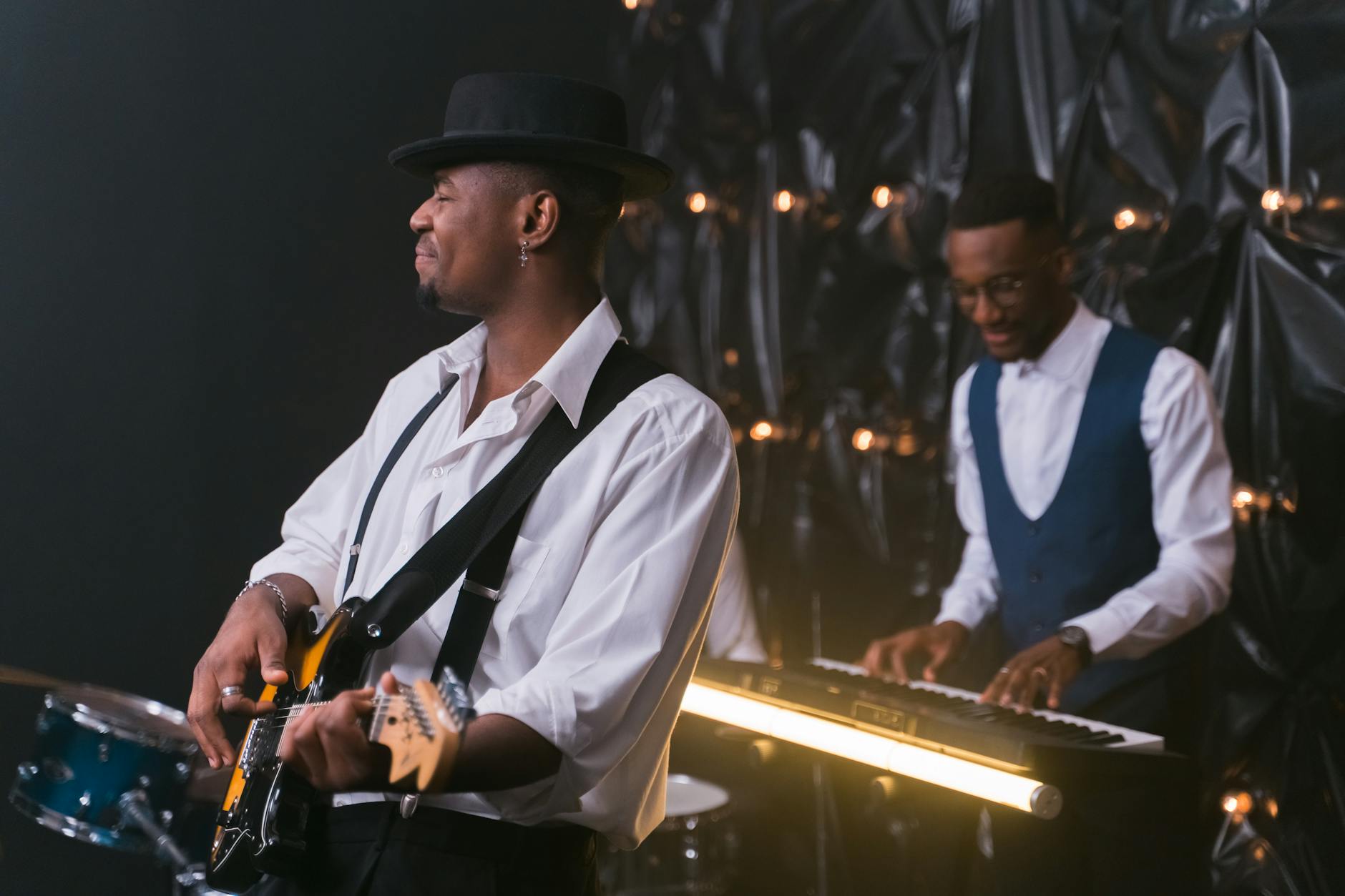 Jazzowy gitarzysta i pianista podczas energetycznego, nastrojowego występu