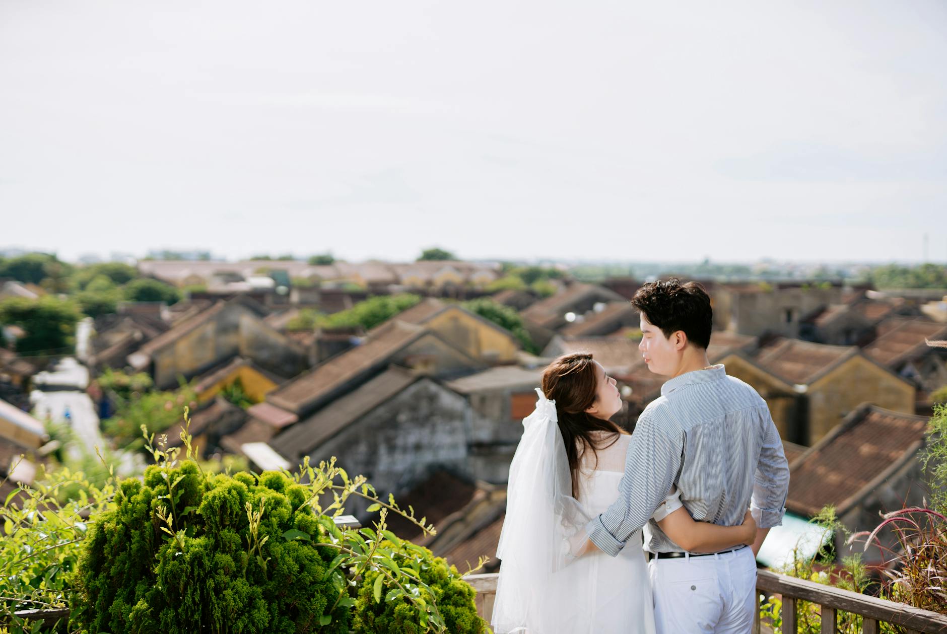 Para obejmuje się na balkonie z widokiem na miasteczko w Kotlinie Kłodzkiej