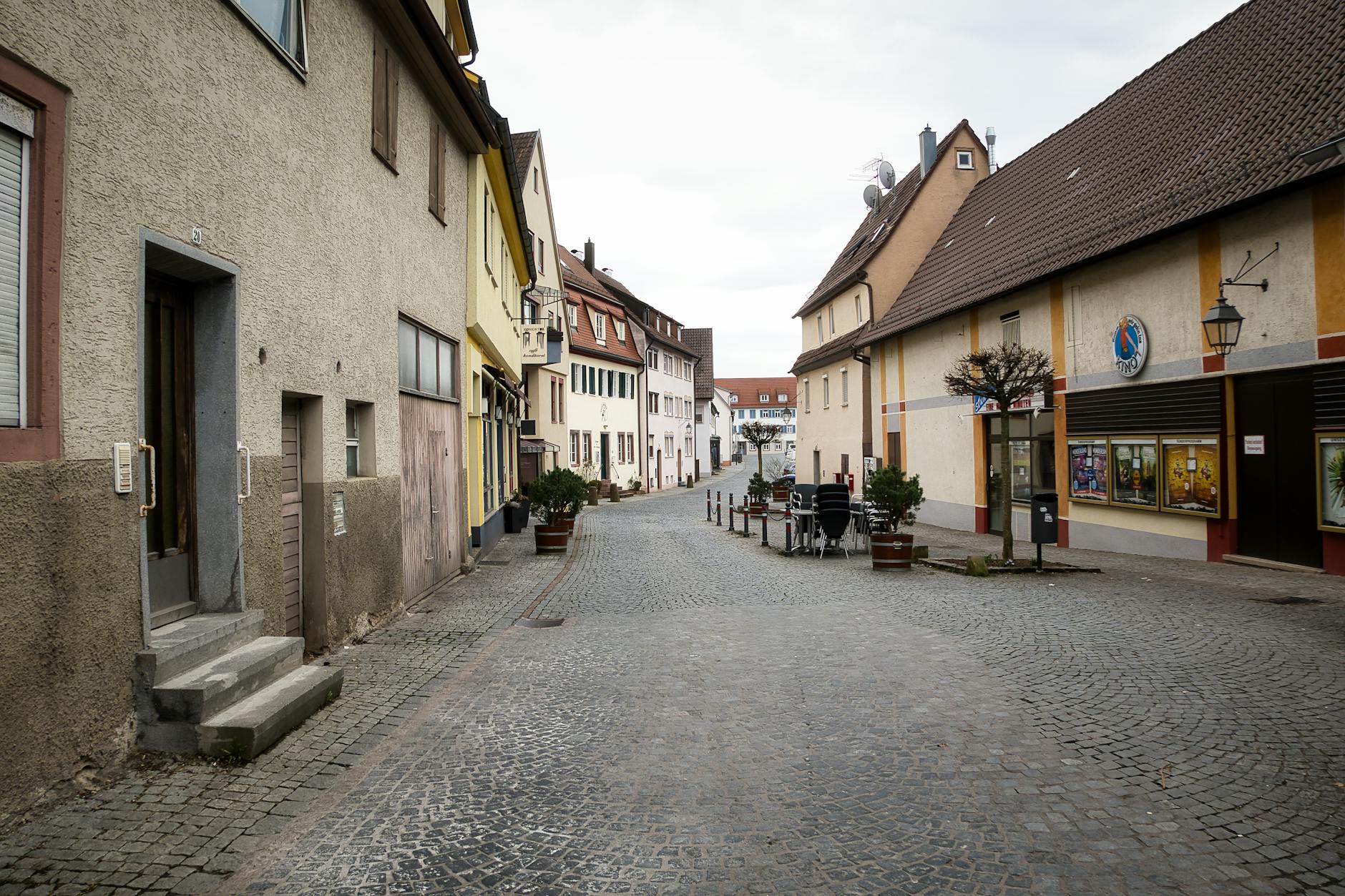 Wąska brukowana uliczka z zabytkowymi kamienicami w małym miasteczku