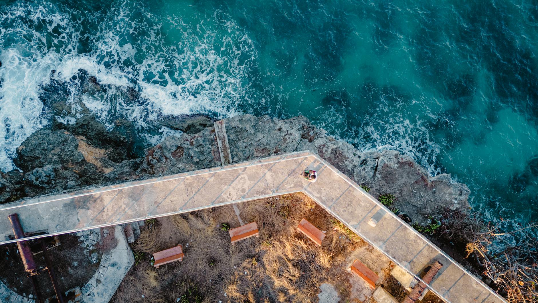 Nadmorska promenada w Orłowie widziana z drona, fale rozbijają się o brzeg