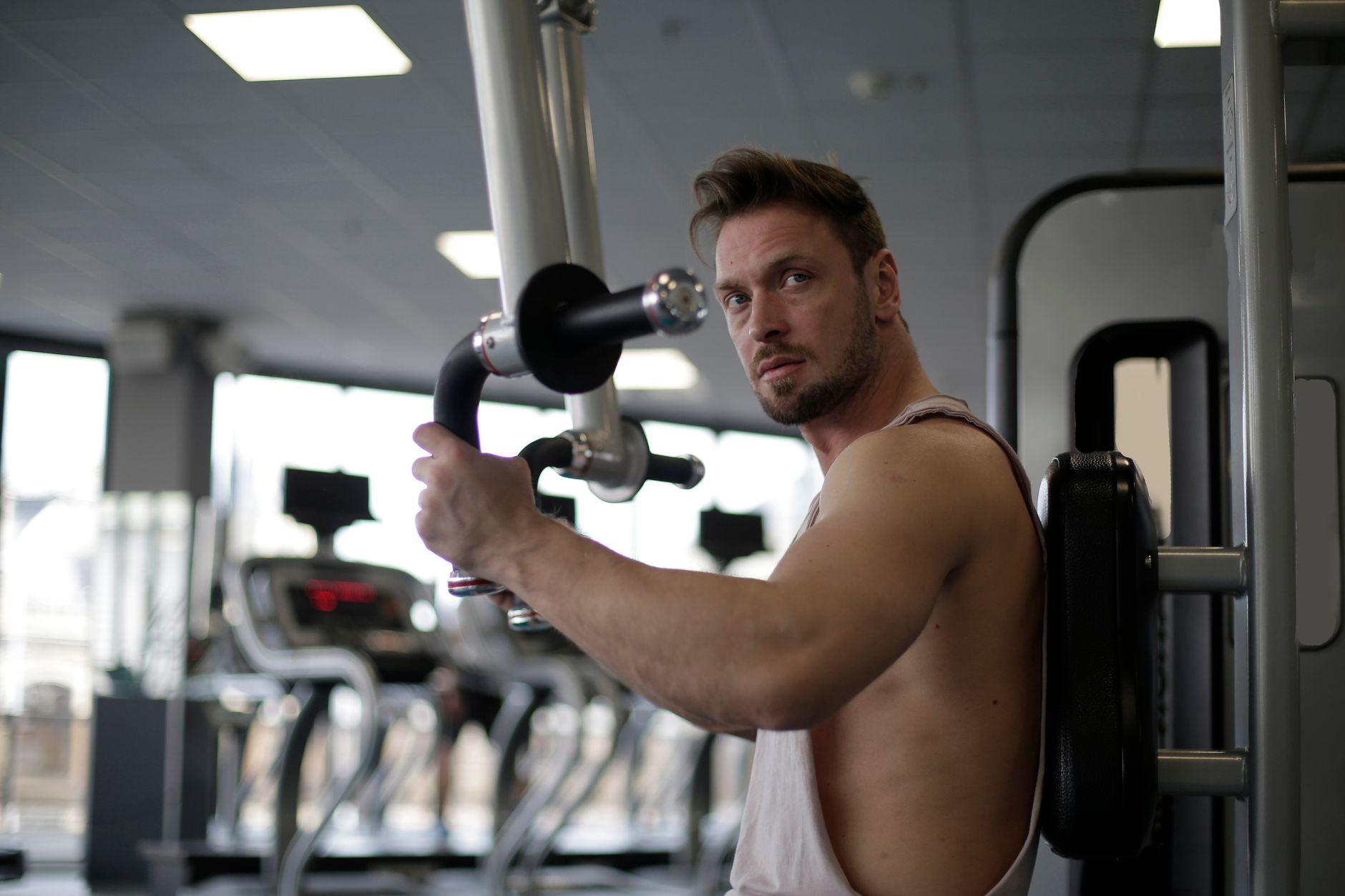 Mężczyzna ćwiczący biceps na siłowni TKKF Sieraków