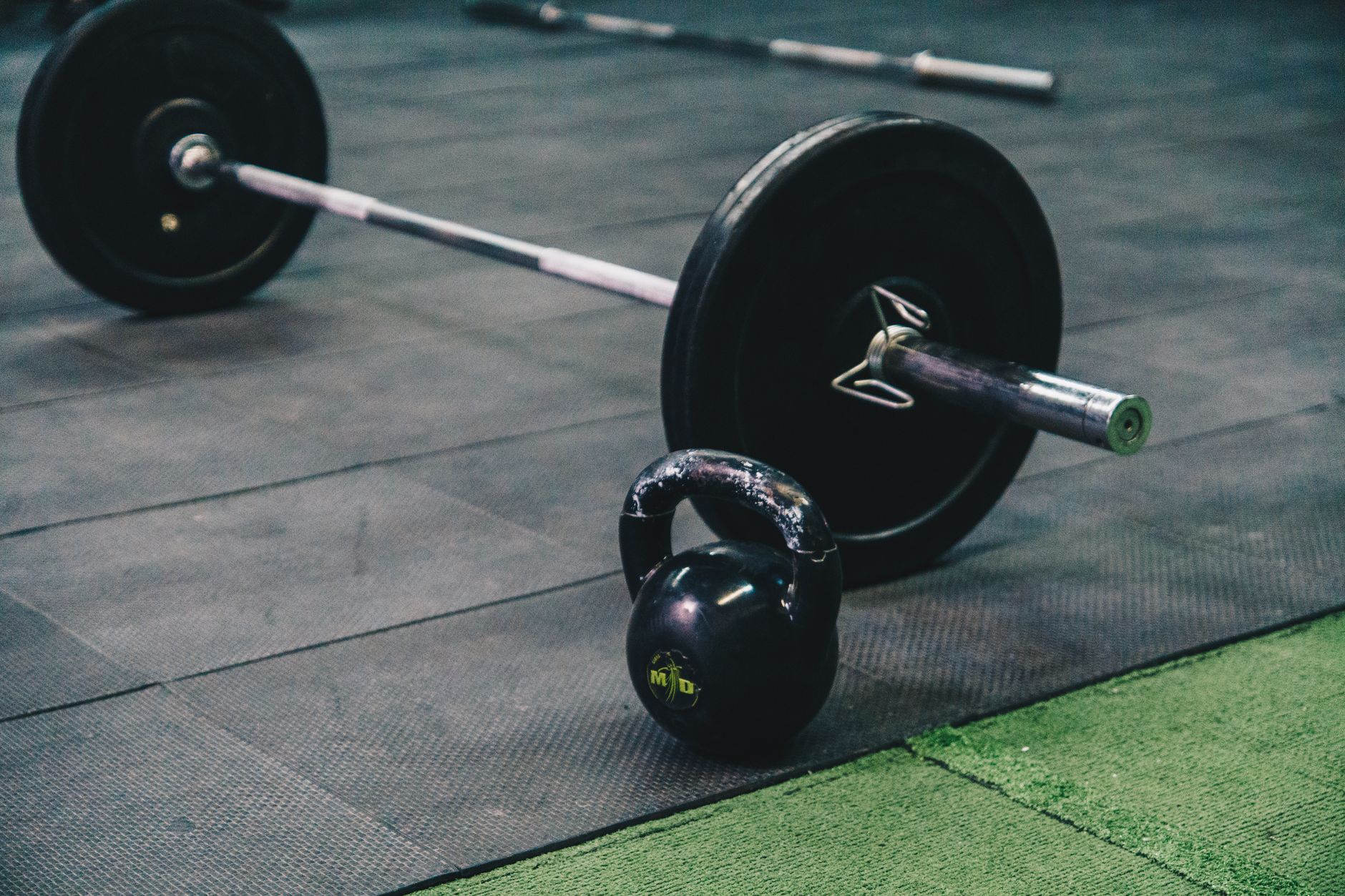 Sztanga i kettlebell na podłodze siłowni TKKF Sieraków Sztanga i kettlebell na podłodze siłowni TKKF Sieraków